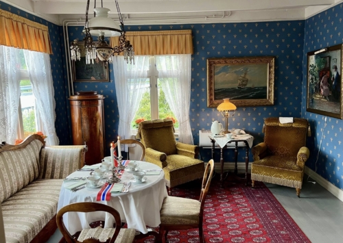 Aktører og Historielagets styre møttes etterpå i gamle Gullestad Landhandel til en kopp kaffi og &quot;ei brødskive&quot;.