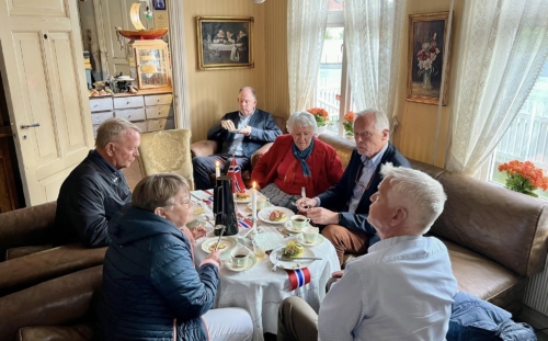 Per Fjeld (ved siden av Anne-Berit) bidro med personlige minner om sin far.