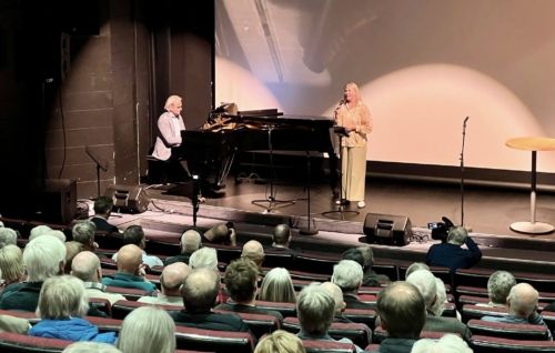 Og nydelig sang og musikk av Anne-Grethe Ågesen og Oddbjørn Stakkeland
