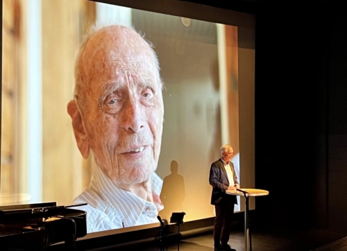 Per Fjeld fortalte om sin far Asbjørn Fjeld. Motstandsmannen, en av dem som tok de største byrdene under krigen. Soldaten, som etter freden fikk et langt liv som offiser i vårt forsvar.