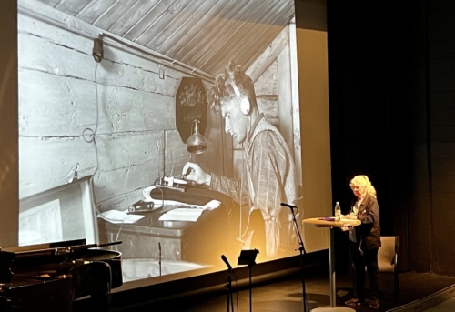 Marit Tomstad fortalte om kvinnene på Helle, om sin mor Sofie, og om hushjelpen Ester Øysteinsland, og om sin far Gunvald som hadde radiosenderen som formidlet viktige meldinger til og fra London.