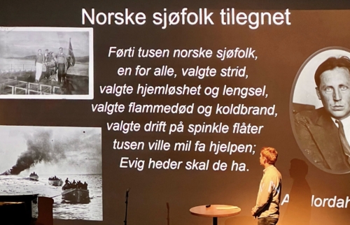 Øyvind Rogstad fortalte historier om krigsseilerne. Mange fra Kvinesdal og Fjotland var sjøfolk på norske handelsskip over hele verden. Der gikk mange, mange år før de fikk sin fortjente hylldest for sin vikige innsats under krigen!